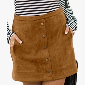 Gorgeous fall staple! Camel faux suede skirt w/ faux button front detail size L